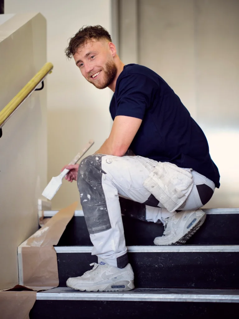 Maler fra Clarke Service i gang med at male trappe