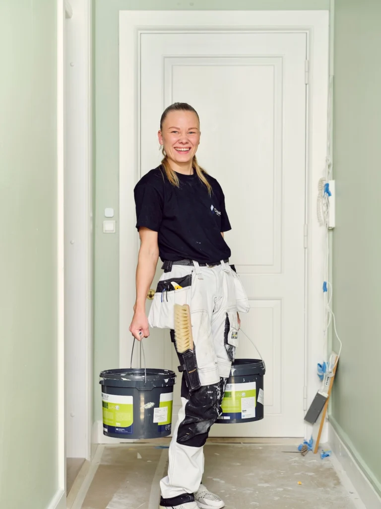 Maler fra Clarke Service med malerspande i hånden