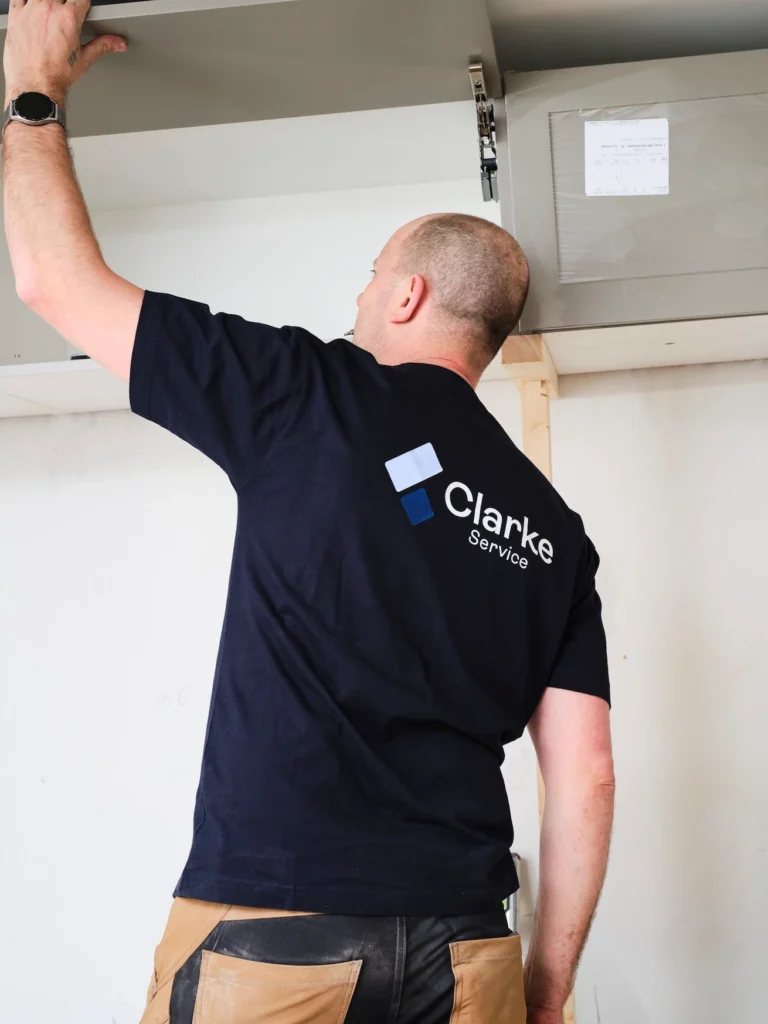 Tømrer fra Clarke Service i gang med at sætte køkken op